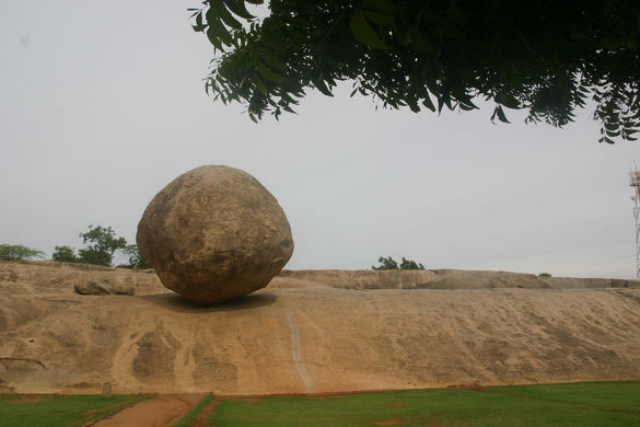 Ngay cả những trận mưa to, gió lớn cũng không thể khiến Krishna’s Butter Ball dịch chuyển dù chỉ là một chút.