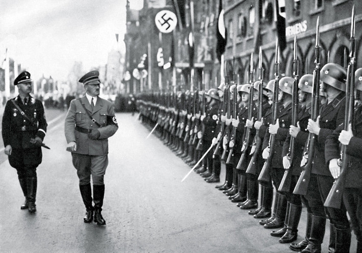 Các chuyên gia đã vạch ra một số sai lầm tồi tệ nhất của trùm phát xít Hitler đẩy chính quyền Đức quốc xã đến bờ vực diệt vong. Trong đó, một sai lầm lớn của Hitler là phát động cuộc tấn công xâm lược Liên Xô.