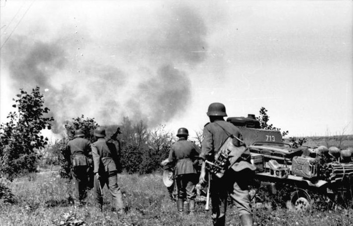 Tuy nhiên, Hitler không thể dễ dàng đánh bại Liên Xô, ngược lại bị quân đội nước này chiến thắng và buộc phải tháo chạy do gặp tổn thất lớn về quân số. Sau khi Liên Xô đánh bại quân Đức ra khỏi lãnh thổ đã thừa thắng xông lên truy kích quân địch. Theo đó, quân Đức quốc xã ngày càng thất thế trên nhiều chiến trường, đến gần hơn với thất bại.