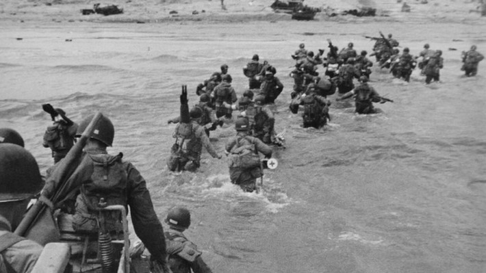 Do đó, Hitler do dự một thời gian dài xem có triển khai quân đến Normandy hay không. Sự chần chừ, không quyết đoán của Hitler tạo ra cơ hội cho quân Đồng minh thực hiện cuộc đổ bộ Normandy thành công và liên tiếp chọc thủng các tuyến phòng thủ của quân Đức quốc xã ở khu vực này.