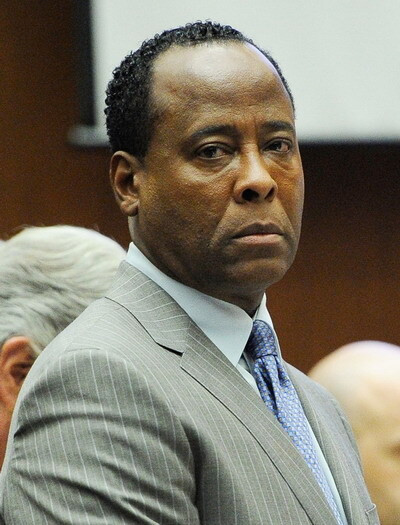 Vì vậy, bác sĩ riêng của Michael Jackson là Conrad Murray (trong ảnh) bị cảnh sát điều tra. Tại cơ quan điều tra, ông Murray khai rằng chính Michael Jackson đã yêu cầu ông tiêm propofol để chữa chứng mất ngủ.