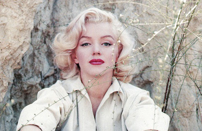 Sau khi tiến hành khám nghiệm tử thi, cơ quan điều tra kết luận Marilyn tự tử bằng thuốc. Sau khi thông tin này được công bố, nhiều người không thể tin nữ diễn viên nổi tiếng Hollywood tự tử khi đang ở thời hoàng kim trong sự nghiệp diễn xuất và không có lý do gì để tự sát. Từ đây, nhiều đồn đoán và hoài nghi về cái chết của cô nổ ra và kéo dài đến ngày nay.