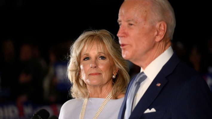 Sau một thời gian gặp gỡ, tìm hiểu, ông Biden và bà Jill quyết định tiến xa hơn nên tới gặp hai con trai của người yêu. Bà và hai cậu bé nhanh chóng trở nên thân thiết. Thậm chí, về sau chính hai cậu bé là người nói với bố hãy nhanh chóng kết hôn với bà Jill.