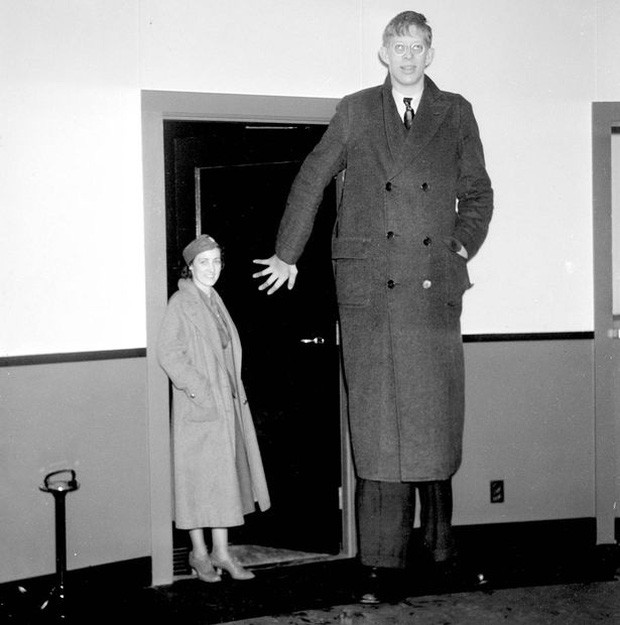Trước chiều cao "khủng" của Robert Wadlow, các bác sĩ tiến hành một số kiểm tra và chẩn đoán ông mắc phải một hội chứng lạ khiến tuyến yên cùng các hormone tăng trưởng hơn người bình thường.