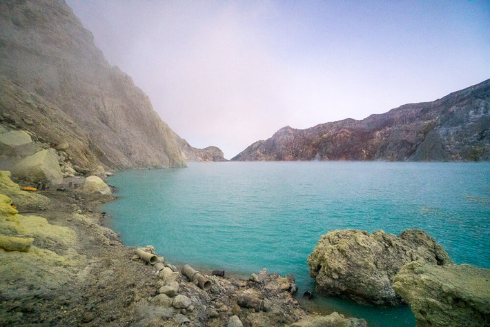 Mặc dù được cảnh báo nguy hiểm nhưng không ít người tìm đến núi lửa Kawah Ijen để chiêm ngưỡng vẻ đẹp lạ mắt.