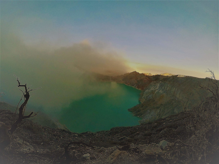 Vì vậy, du khách ghi ghé thăm "hồ tử thần" trên miệng núi lửa Kawah Ijen phải hết sức cẩn thận để đảm bảo an toàn tính mạng, tránh xảy ra những sự cố ngoài ý muốn.