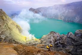 Vào ban đêm, ánh sáng màu xanh kỳ ảo xuất hiện ở núi lửa Ijen tạo nên cảnh quan đặc biệt nhất thế giới.