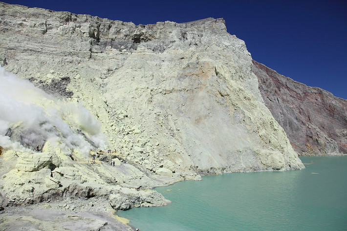 Cụ thể, Kawah Ijen là ngọn núi lửa đang hoạt động. Hồ nước cùng tên trên miệng núi lửa này có màu xanh dương bắt mắt.