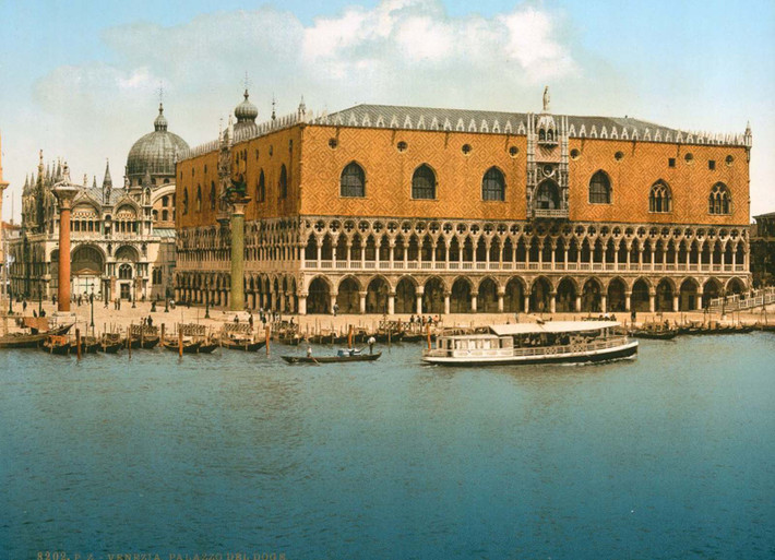 Vẻ đẹp cổ kính của các tòa nhà ở Venice cộng thêm những con kênh uốn lượn quanh thành phố khiến nơi đây trở nên lãng mạn và thơ mộng hơn.