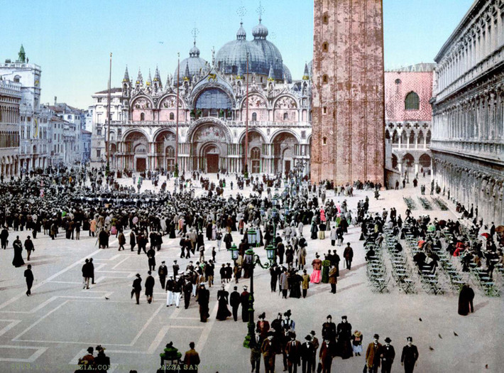 Venice trở thành địa điểm yêu thích của nhiều du khách, nhất là những người thích sự lãng mạn.