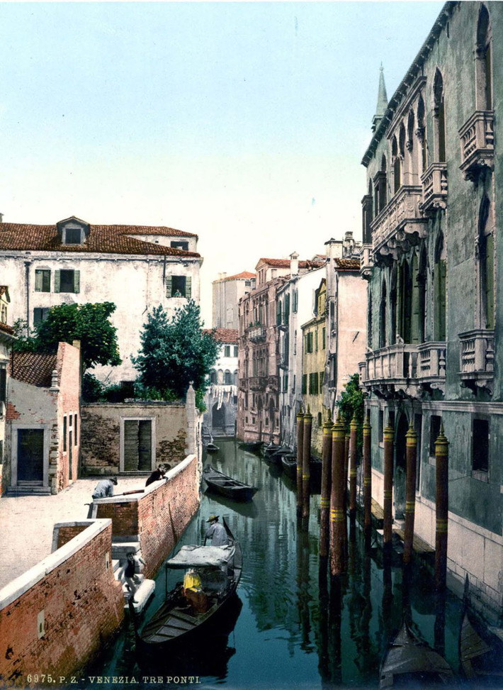 Những chiếc thuyền chở khách đi qua những con kênh đào uốn lượn quanh co Venice giúp mọi người ngắm nhìn vẻ đẹp những cây cầu, tòa nhà cổ kính hai bên.