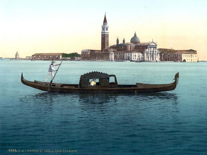 Du khách ngồi thuyền chiêm ngưỡng vẻ đẹp lãng mạn của Venice.