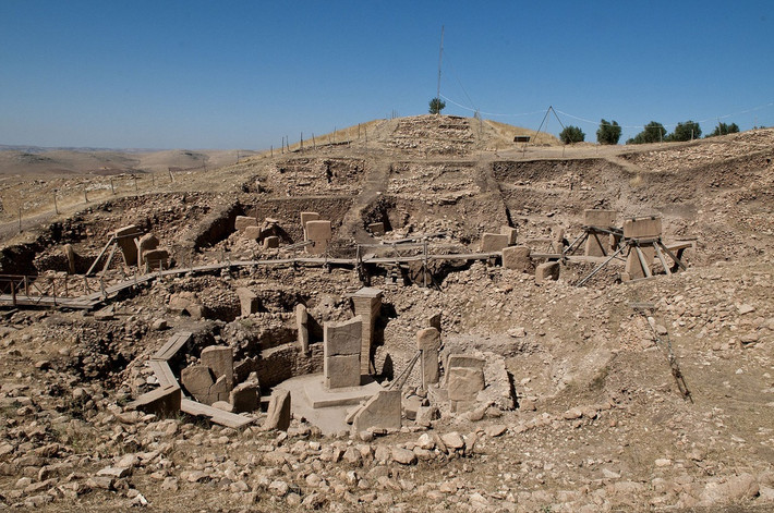Theo các chuyên gia, Göbekli Tepe được xây dựng vào khoảng thời gian kỷ băng hà cuối cùng kết thúc. Từ đó về sau, khu đền được sử dụng trong gần 3.000 năm sau đó mới bị bỏ hoang vào khoảng 9.000 năm trước. Nguyên nhân khiến nơi đây bị ngừng sử dụng hiện chưa được làm rõ.