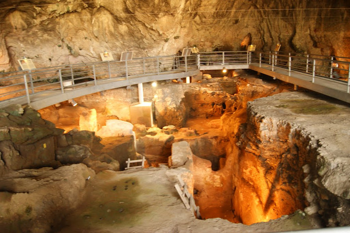 2. Hang động Theopetra nằm ở Thessaly, Hy Lạp là cấu trúc nhân tạo lâu đời nổi tiếng thế giới. Theo các nhà nghiên cứu, con người sống trong hang động này từ hơn 130.000 năm trước.