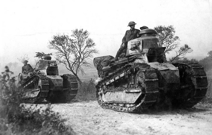 Binh sĩ Mỹ sử dụng xe tăng Renault FT-17 do Pháp chế tạo trong cuộc chiến tại rừng Argonne, Pháp ngày 26/9/1918.