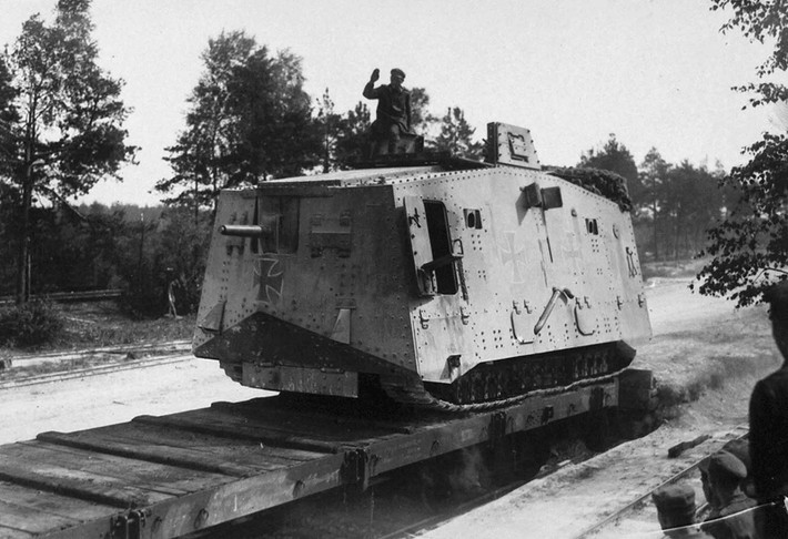 Xe tăng A7V của Đức được vận chuyển ra chiến trường. Trong Thế chiến 1, Đức sản xuất ít nhất 100 chiếc A7V.