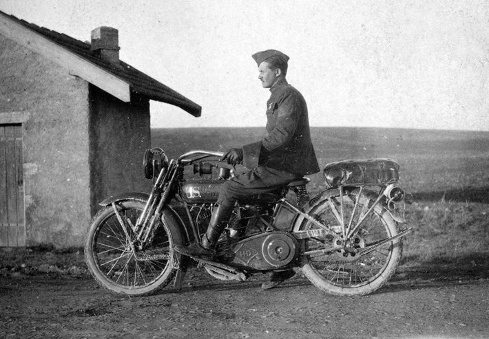 Binh sĩ điều khiển môtô Harley-Davidson do Mỹ sản xuất. Loại môtô này có ưu điểm cơ động, chạy linh hoạt và ít gây tiếng ồn. Do vậy, quân đội Mỹ triển khai lực lượng lớn môtô trong nhiều cuộc chiến hồi Chiến tranh thế giới 1.