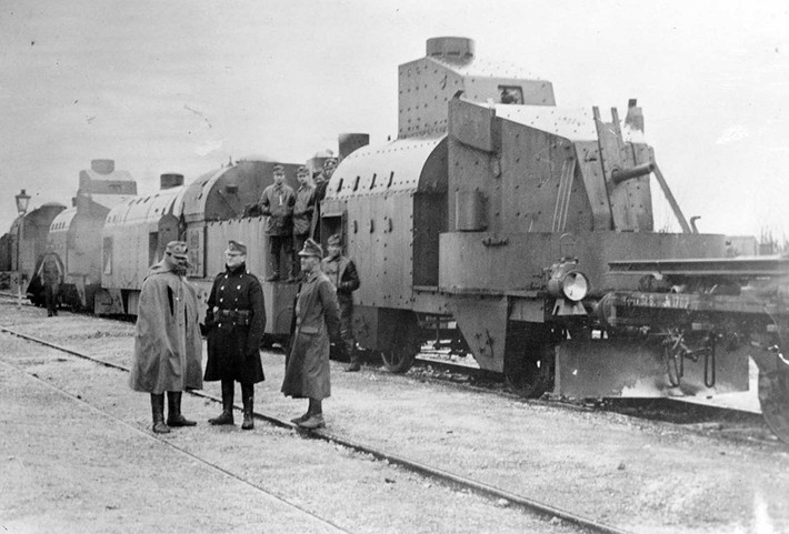Một đoàn tàu bọc thép của Áo tại Galicia năm 1915. Việc bọc giáp cho các đoàn tàu được sử dụng kể từ cuộc Nội chiến Mỹ. Sau đó, nhiều nước chế tạo và dùng các đoàn tàu bọc thép để vận chuyển vũ khí, khí tài và binh sĩ đến nơi an toàn trong Thế chiến 1.