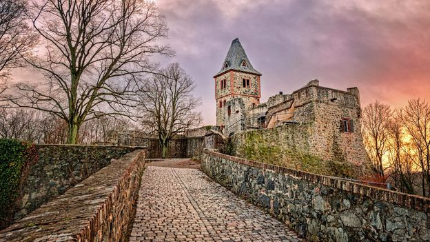Một trong những lâu đài nổi tiếng châu Âu có tên Frankenstein. Nằm trên đỉnh đồi cách thành phố Darmstadt, Đức khoảng 5 km về phía nam, tên của lâu đài Frankenstein trùng với tên cuốn tiểu thuyết giả tưởng của nhà văn Mary Shelley.
