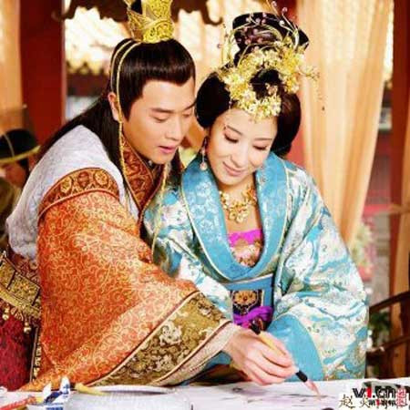 Mỗi khi Ngụy Hiếu Văn Đế dẫn quân đi đánh giặc thì hoàng hậu lại ngang nhiên ngoại tình với tên thái giám dởm trên khiến nhiều người trong cung biết nhưng không dám nói.