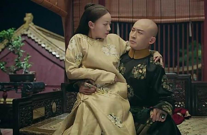Vào thời điểm ấy, Phùng Nhuận là một sủng phi của Ngụy Hiếu Văn Đế trong khi ngôi vị hoàng hậu thuộc về em gái bà là Phùng Thanh.