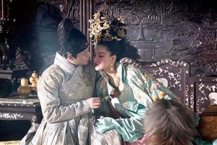 Ngụy Hiếu Văn Đế là vị vua của nhà Bắc Ngụy. Giống như nhiều hoàng đế, Ngụy Hiếu Văn Đế có hậu cung gồm hàng trăm phi tần, mỹ nữ. Trong số này, nổi bật là Phùng Nhuận. Vị phi tần này không chỉ có dung mạo diễm lệ mà còn thông minh và có chung sở thích với nhà vua. Vì vậy, Phùng Nhuận rất được Ngụy Hiếu Văn Đế sủng ái.
