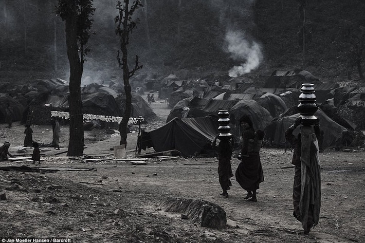 Sống trong những cánh rừng Himalaya ở Nepal, người Raute được biết đến là bộ tộc liên tục chuyển chỗ ở. Hoh có lối sống du mục nên không có chỗ ở cố định.