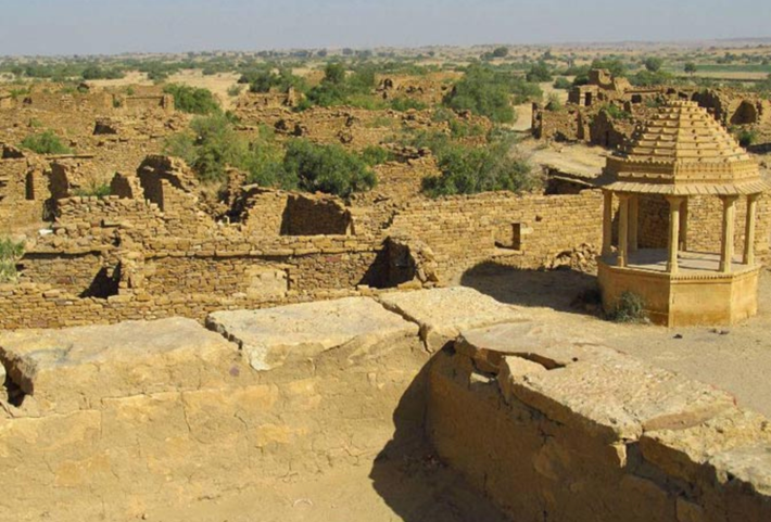 Ngôi làng bị "nguyền rủa" Kuldhara ở Ấn Độ không có người sinh sống từ khoảng 200 năm trước. Theo người dân địa phương, ngôi làng Kuldhara từng vô cùng sầm uất và náo nhiệt với khoảng 1.500 người sinh sống.