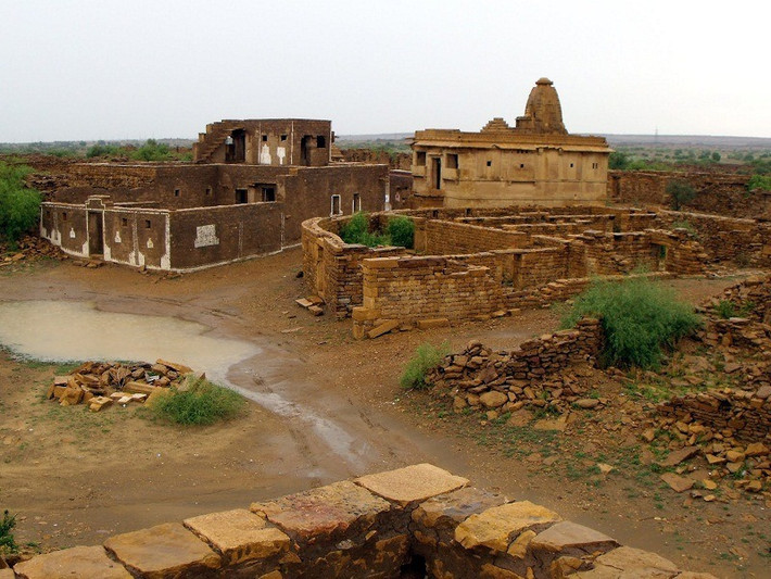 Để tránh lời nguyền, cha của cô gái là trưởng làng Kuldhara quyết định cùng tất cả mọi người chuyển đến những ngôi làng gần đó sống ngay trong đêm.
