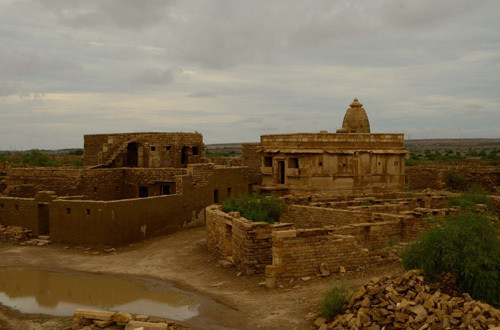 Tuy nhiên, ngôi làng Kuldhara vướng phải một lời nguyền rằng bất cứ ai sống tại đây đều sẽ chết. Vì vậy, dân làng vội vã thu dọn đồ đạc và chuyển đến nơi khác sinh sống sau một đêm.