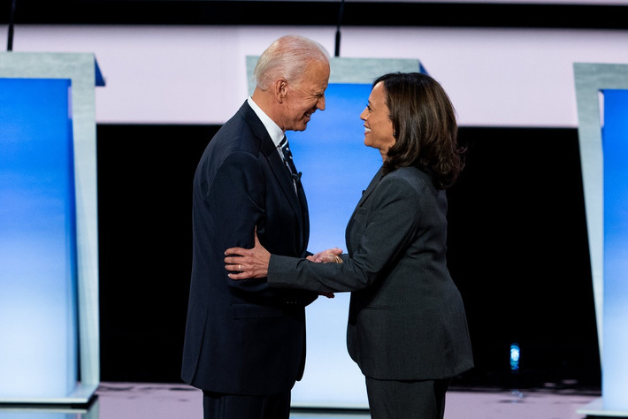Điều này sẽ giúp ông Biden tăng thêm sức mạnh trong việc thu hút các lá phiếu của cử tri Mỹ khi "đối đầu" với đương kim Tổng thống Donald Trump trong cuộc bầu cử vào ngày 3/11. Thêm nữa, bà Harris có thể thu hút các lá phiếu của cử tri nữ, trong đó bao gồm cả những khu vực có xu hướng ít ủng hộ Tổng thống Trump. Ảnh: New York Times.