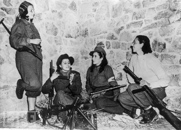 Vào tháng 11/1944, 4 nữ chiến binh người Italy cầm súng chiến đấu chống lại lực lượng phát xít và hỗ trợ quân Đồng minh tại mặt trận Castelluccio.
