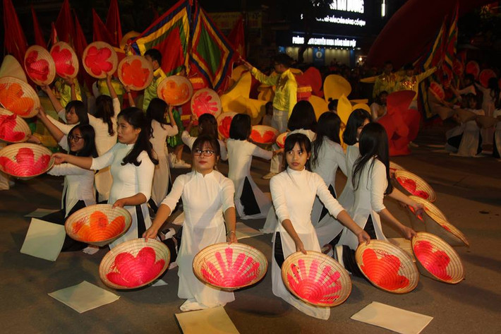 Lễ hội Carnaval Hải Dương – Lễ hội đường phố với tên gọi “Hải Dương mùa xuân gọi" được mở đầu bằng chương trình nghệ thuật "Muôn phương hội tụ mừng đón mùa xuân 2019" với những tiết mục nhảy, múa, hát, màn trống hội đặc sắc do các nghệ sĩ, diễn viên trong nước và đoàn nghệ thuật 2 tỉnh trên thể hiện.