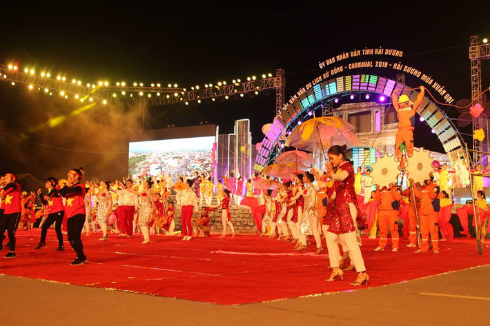 Chương trình "Carnaval - Hải Dương mùa xuân gọi", gồm 3 chương: "Hải Dương thành phố cổ nơi vùng đất 3 màu địa lý", "Hải Dương mảnh đất địa linh nhân kiệt gắn với du lịch tâm linh", "Hải Dương tự hào và cất cánh bay cao" đã thu hút sự quan tâm của du khách.