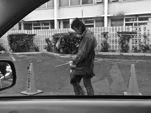 Năm 2012, trong khi đang tác nghiệp trên đường phố Honolulu, Diana ngỡ ngàng khi phát hiện cha mình trong những bức ảnh mà cô chụp. Thời điểm đó, trái tim Diana như vỡ ra, cô không thể khống chế được những giọt nước mắt khi thấy cha mình chỉ còn da bọc xương, thậm chí là bị tâm thần phân liệt, đi lang thang, nhặt nhạnh kiếm ăn qua ngày. (Nguồn Sina)