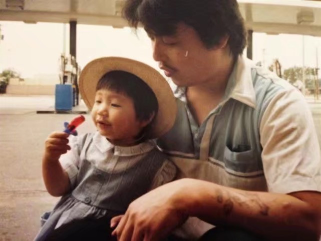 Cho dù có cố gắng gọi như thế nào, cha cô vẫn không đáp lại lời của Diana. Do bệnh tật, đã có một thời gian dài, Diana gặp khó khăn trong việc tiếp xúc và thuyết phục cha mình tới bệnh viện để nhận được sự điều trị tốt nhất. Có những lúc, tưởng chừng như công cuộc thuyết phục trở nên vô vọng nhưng bằng tình yêu của mình, Diana vẫn kiên trì. (Nguồn Sina)