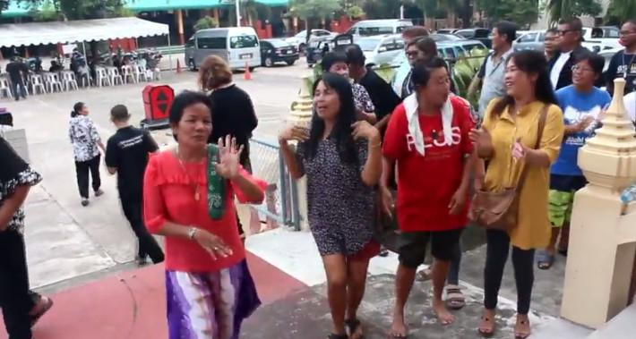 Theo chia sẻ, sinh thời, người chồng đã khuất kia là một người có tính tình rất phóng khoáng, cởi mở, luôn vui vẻ, yêu đời, giữ thái độ lạc quan nhất để sống. Chính vì thế, trước khi lâm chung, ông đã dặn lại vợ mình rằng: "Tang lễ của tôi không nên nhuốm màu đau thương, mất mát. Bà phải ăn mặc, trang điểm đẹp, những người đi dự đám tang cũng phải ăn mặc rực rỡ, mời thêm cả đoàn tạp kỹ, ca vũ nữa để mọi người có thể ca hát, nhảy múa". (Nguồn Sina)