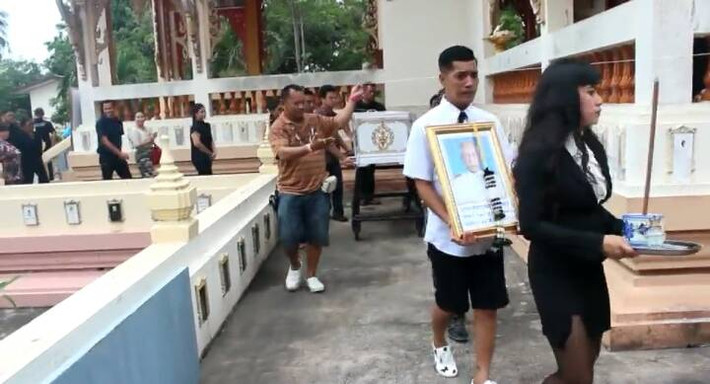 Theo thông tin đăng tải, người mất là một người đàn ông, 64 tuổi, qua đời do mắc phải căn bệnh ung thư gan. Dù đã được gia đình, bác sĩ dốc lòng cứu trị nhưng sau một thời gian dài chống chọi với bệnh tật, ông không vượt qua nổi và qua đời. (Nguồn Sina)