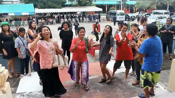 Sau khi biết đây là một đám tang, nhiều người đã tỏ ra vô cùng ngạc nhiên đồng thời có vài phần giận dữ, phẫn nộ thay người đã mất. Tuy nhiên, khi rõ chân tướng sự thật phía sau, tất cả đều không khỏi lặng người. Hóa ra, tang lễ được tổ chức náo nhiệt như vậy là thể theo đúng nguyện vọng của người đã khuất. (Nguồn Sina)