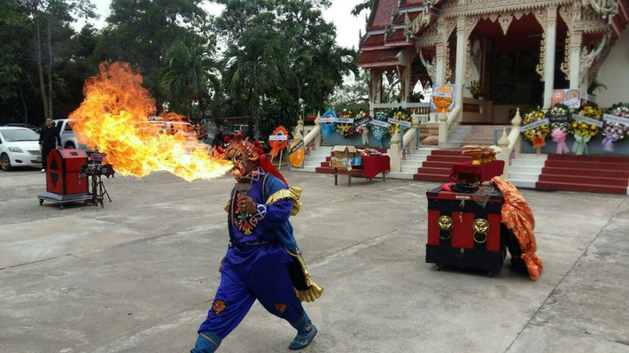 Sau khi ông mất, đám tang được tổ chức tại một ngôi đền địa phương. Trái với không khí đau thương vốn nên có của một đám tang, vợ của ông mời một đoàn tạp kỹ về diễn hài, diễn xiếc, cười nói vui vẻ. Bạn bè, thân nhân trong gia đình đến dự đám tang đều mặc trang phục với màu sắc rực rỡ, cùng nhau ca hát, nhảy múa tưng bừng. Người không biết còn tưởng nơi đây đang tổ chức lễ hội. (Nguồn Sina)