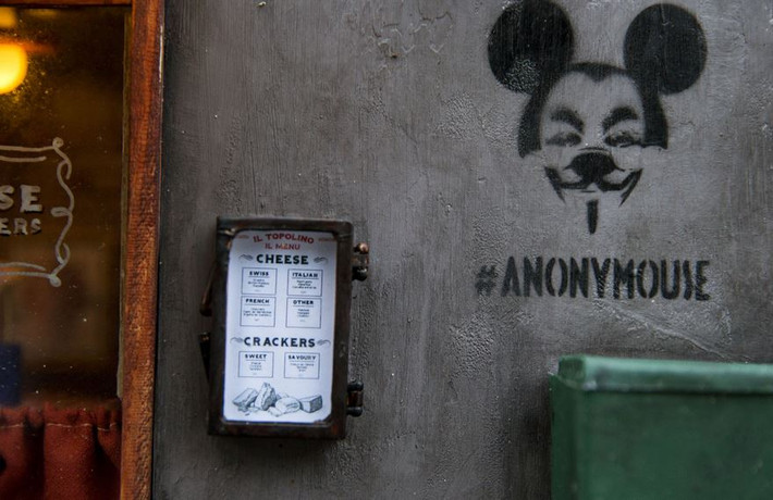 Trên tường bên cạnh cửa hàng còn có ký hiệu của Anonymouse, nhái lại ký hiệu của tổ chức hacker tự do lớn nhất thế giới là Anonymous. (Nguồn Bored Panda)