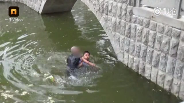 Cuối cùng, cảnh sát địa phương phát hiện ra chàng trai và thực hiện giải cứu, lôi anh ta vào bờ. (Nguồn Shanghaiist)