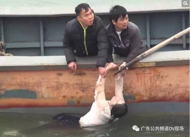 Lý do cũng bởi vì quá béo, không có chiếc phao nào vừa với vòng eo của cô. (Nguồn Shanghaiist)