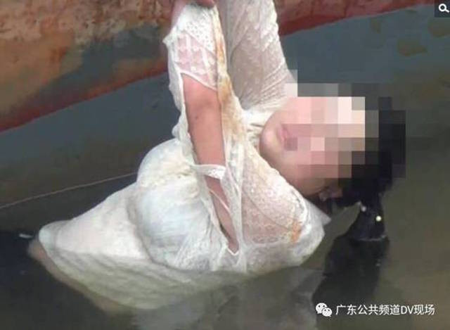 Sau khi được cứu lên bờ, cô gái có vẻ bình tĩnh hơn và có lẽ sẽ không hành động dại dột một lần nữa. (Nguồn Shanghaiist)