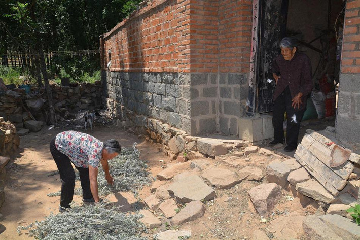 Ở "thôn ổ sói", giao thông bất tiện, nước nôi thiếu hụt còn nghiêm trọng hơn. Tất cả lượng nước dùng để sinh hoạt đều chỉ dựa vào nước mưa. Phía sau thôn có giếng nhưng chẳng được mấy nước, hơn nữa do không thể che chắn, lá cây, bụi bặm phủ đầy. Sau khi lấy được nước về, phải lọc rất nhiều lần mới dùng được để uống. Trường hợp xấu nhất, không có nước, bà sẽ phải xuống tận nhà dân dưới chân núi để xin. (Nguồn Sina)