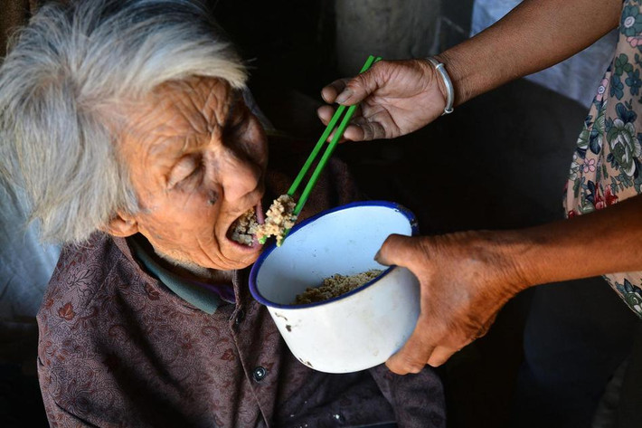 Từ lúc chồng mất, bà Khải Liên cùng mẹ chồng sống nương tựa lẫn nhau. Bà nói: "Ông nhà đã bỏ hai mẹ con chúng tôi mà đi trước nhưng dù có thể nào tôi cũng phải chăm sóc mẹ thật tốt". (Nguồn Sina)