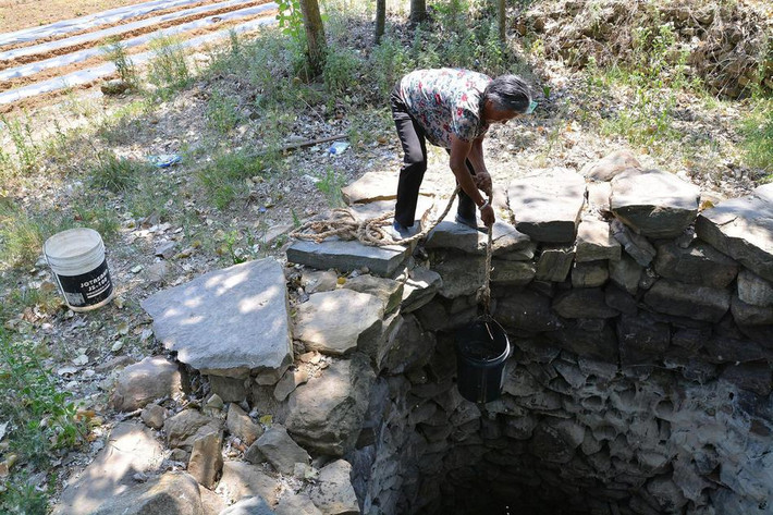 Tuy vậy, ở đây thực sự rất ít có người tới. Đặc biệt đến buổi tối, gió lạnh gào thét chẳng khác nào tiếng sói hú tìm mồi, mẹ chồng câm điếc không biết, chỉ có một mình bà nghe được, nhiều lúc cảm thấy cực kỳ sợ hãi, giật mình tỉnh giấc không sao ngủ lại được, nhưng vì muốn chăm sóc tốt cho mẹ chồng, bà cố nén sợ hãi, kiên trì ở lại chỗ này. (Nguồn Sina)