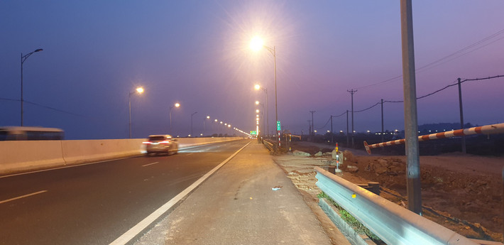 Tại vị trí tháo dở tôn hộ lan cao tốc Hạ Long - Hải Phòng Km6+700 để tạo lối ra vào phục vụ thi công đường nối cao tốc Hạ Long – Hải Phòng với đường tỉnh 338 của nhà thầu Công ty CP Đầu tư và Xây dựng giao thông Phương Thành cũng không được bảo đảm đầy đủ hệ thống ATGT, an toàn lao động theo quy định. Để không để xảy ra hậu quả đáng tiếc, đề nghị cơ quan chức năng tỉnh Quảng Ninh vào cuộc kiểm tra, xử lý vi các vi phạm và làm rõ trách nhiệm của cá nhân, tổ chức (nếu có) trong việc để xảy ra những bất cấp trên.