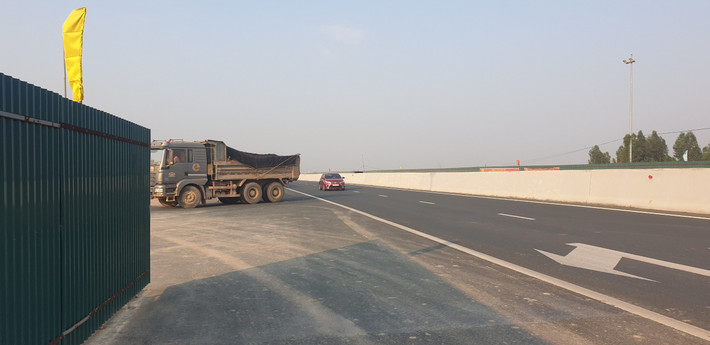 Xe chở phục vụ dự án đất bất ngờ rẽ vào lối tháo dở tôn hộ lan không được cảnh báo khiến nhiều phương tiện bị bất ngờ, tiềm ẩn nguy cơ TNGT.