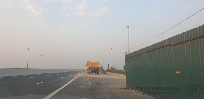 Mặc dù có nhiều vi phạm, thiếu xót trong công tác bảo đảm ATGT, an toàn lao động tại vị trí tháo dở hộ lan an toàn cao tốc Hạ Long - Hải Phòng và để kéo dài nhiều tháng qua nhưng chủ đầu tư và nhà thầu không bị kiểm tra, xử lý.